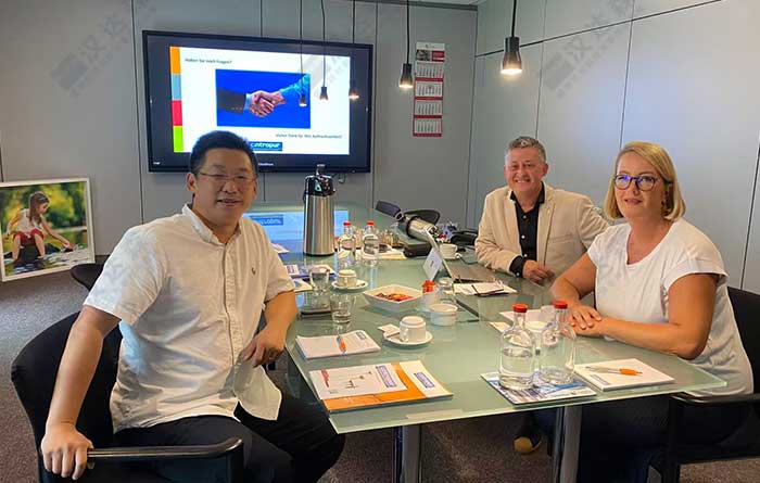 北京漢達(dá)森公司負(fù)責(zé)人張總與朱總遠(yuǎn)赴比利時(shí),拜訪了全球領(lǐng)先的水處理設(shè)備制造商 Airwatec合影.jpg 北京漢達(dá)森公司負(fù)責(zé)人張總與朱總遠(yuǎn)赴比利時(shí),拜訪了全球領(lǐng)先的水處理設(shè)備制造商 Airwatec合影.jpg