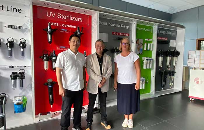 北京漢達(dá)森公司負(fù)責(zé)人張總與朱總與Airwatec公司負(fù)責(zé)人合影.jpg 北京漢達(dá)森公司負(fù)責(zé)人張總與朱總與Airwatec公司負(fù)責(zé)人合影.jpg